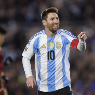 Lionel Messi de Argentina celebra un gol en un partido por las eliminatorias a la Copa Mundial 2026 . EFE/ Juan Ignacio Roncoroni