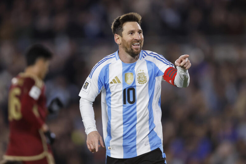 Argentina viaja a Angola con Messi, Álvarez y caras nuevas Lionel Messi de Argentina celebra un gol en un partido por las eliminatorias a la Copa Mundial 2026 . EFE/ Juan Ignacio Roncoroni