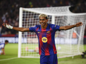 Lamine Yamal, celebra el segundo gol del Barcelona contra la Real Sociedad, en el que dio la asistencia al polaco Robert Lewandowski. EFE/Alberto Estévez.