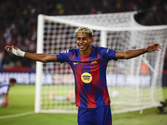Lamine Yamal, celebra el segundo gol del Barcelona contra la Real Sociedad, en el que dio la asistencia al polaco Robert Lewandowski. EFE/Alberto Estévez.