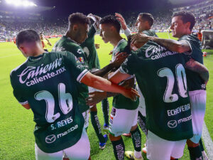 Jugadores del Club León durante la celebración de un gol