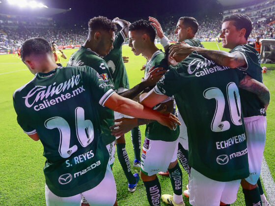 Jugadores del Club León durante la celebración de un gol
