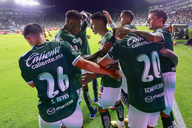 Jugadores del Club León durante la celebración de un gol