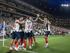 Jugadores de Monterrey celebran un gol en un partido de la Liga MX entre Monterrey y América en el estadio BBVA, en Monterrey (México). EFE/ Miguel Sierra