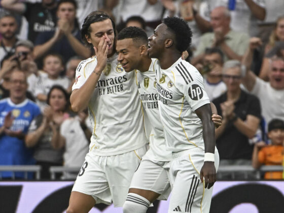 El delantero francés del Real Madrid Kylian Mbappé (c) celebra con Álvaro Carreras (izda) y Vinicius el segundo gol conseguido durante el partido de la jornada 5 de LaLiga EA Sports, que disputan el Real Madrid y el RCD Espanyol, en el estadio Santiago Bernabéu de la capital española. EFE/Fernando Villar
