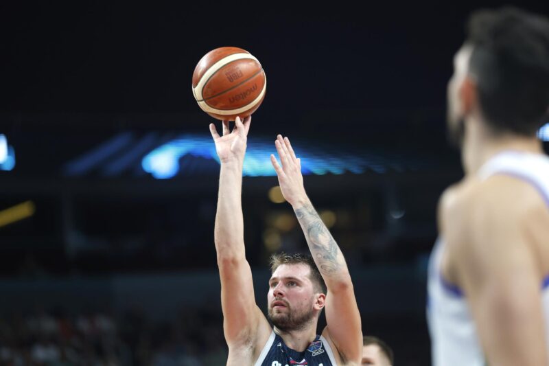 Doncic opaca la noche de Jáquez, Bulls y Spurs caen por primera vez El esloveno Luka Doncic, lanza a canasta durante el partido de cuartos de cuartos de final contra Italia en el EuroBasket 2025 disputado en Riga, Letonia. EFE/TOMS KALNINS