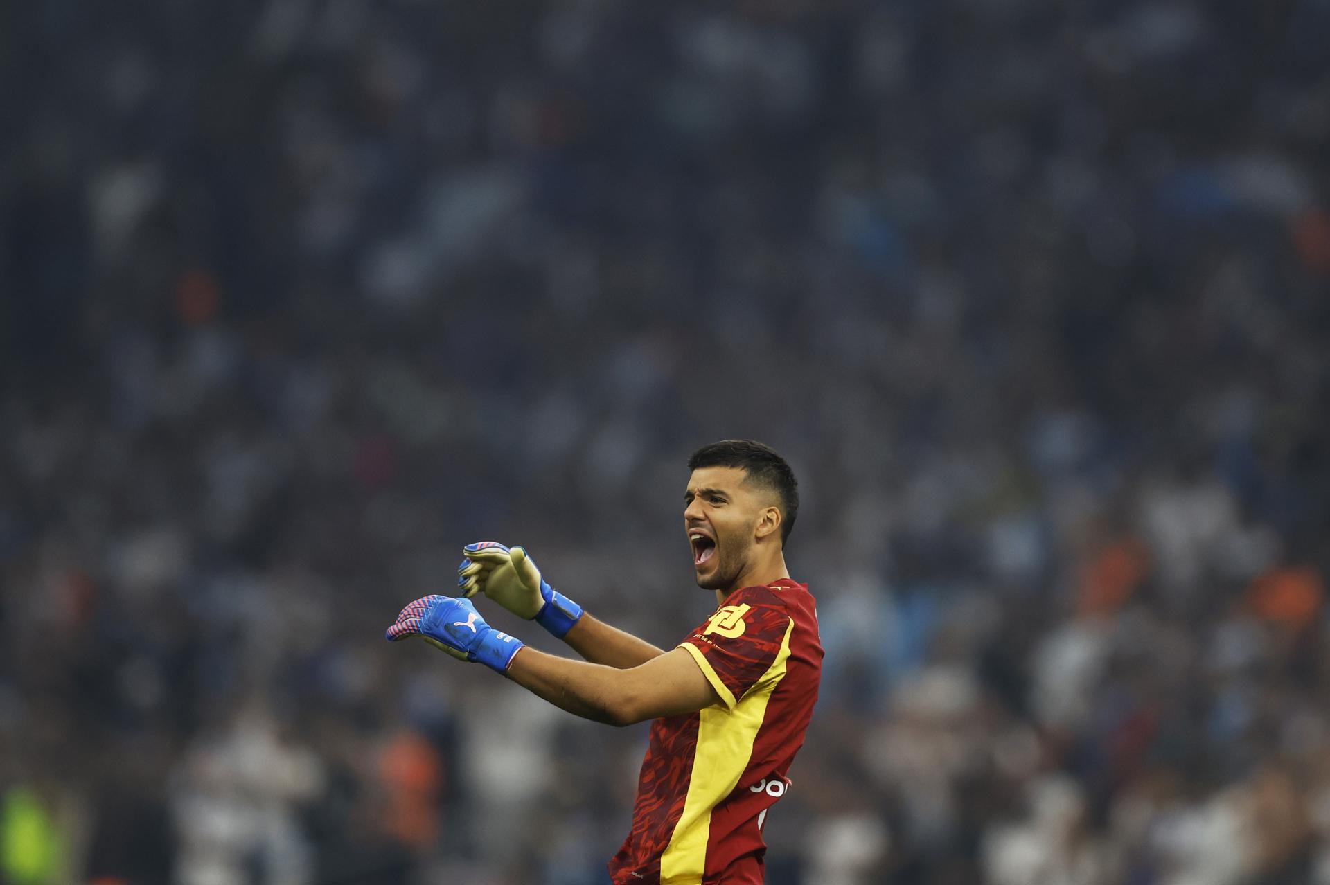 Manchester City quiere a portero argentino que estuvo en el Mundial El portero del Marsella Gerónimo Rulli celebra el triunfo de su equipo sobre el Paris Saint-Germain FC este lunes. EFE/ Guillaume Horcajuelo