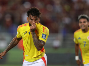Luis Javier Suárez de Colombia celebra un gol en un partido por las eliminatorias a la Copa Mundial 2026 . EFE/ Ronald Peña R