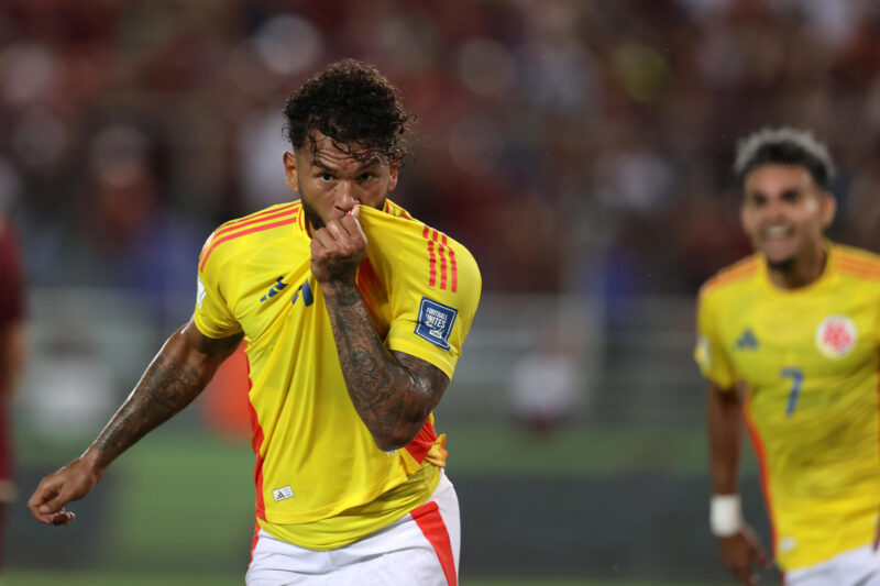Luis Javier Suárez de Colombia celebra un gol en un partido por las eliminatorias a la Copa Mundial 2026 . EFE/ Ronald Peña R