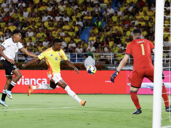 Jhon Córdona (c) marcó el segundo gol de Colombia ante Bolivia en el estadio Metropolitano de Barranquilla. EFE/Mauricio Dueñas