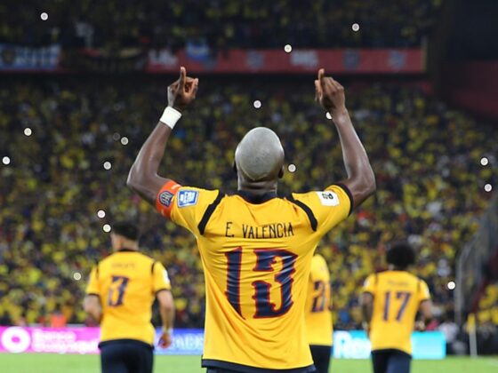 Enner Valencia, de Ecuador, celebra un gol en un partido por las eliminatorias al Mundial 2026 ante Argentina. EFE/José Jácome