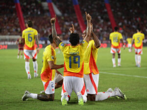 Jugadores de Colombia celebran un gol en un partido por las eliminatorias a la Copa Mundial 2026. EFE/ Ronald Peña R