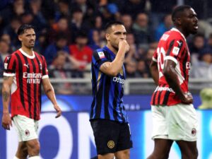 El delantero argentino Lautaro Martinez (C) reacciona durante la semifinal de la Copa Italia que disputaron Inter de Milan y AC Milán, el pasado 23 de abril en San Siro. EFE/EPA/MATTEO BAZZI
