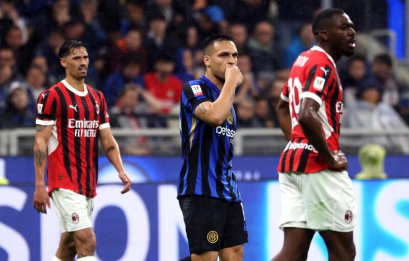 El delantero argentino Lautaro Martinez (C) reacciona durante la semifinal de la Copa Italia que disputaron Inter de Milan y AC Milán, el pasado 23 de abril en San Siro. EFE/EPA/MATTEO BAZZI