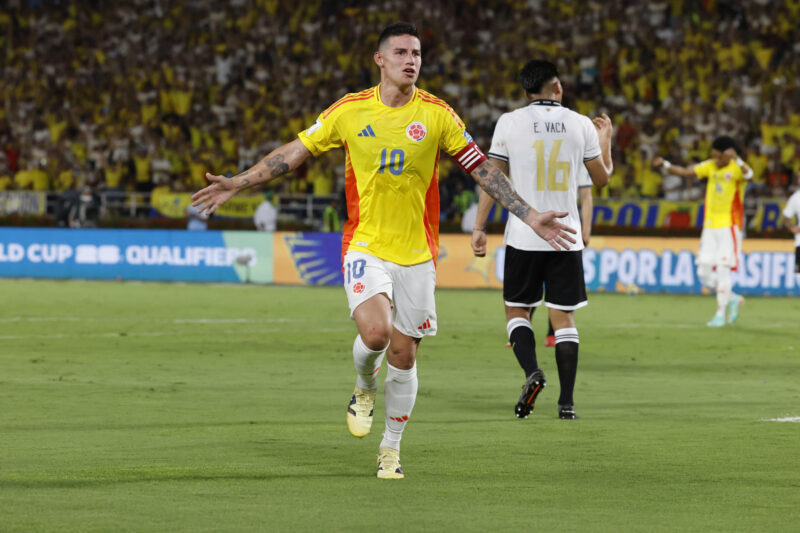 El capitán de Colombia, James Rodríguez, abrió la senda del triunfo ante Bolivia en el estadio Metropolitano de Barranquilla. EFE/Mauricio Dueñas Castañeda