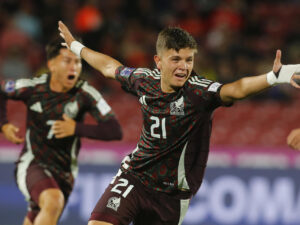 Tahiel Jiménez, de México, celebra un gol en un partido del grupo C de la Copa Mundial Sub-20 entre Brasil y México en el estadio Nacional en Santiago (Chile). EFE/Esteban Garay