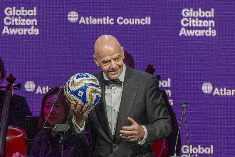 El presidente de la FIFA, Gianni Infantino, recibió este miércoles en Nueva York el premio Ciudadano Global. EFE/ Ángel Colmenares