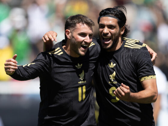 Santiago Giménez (i) y Raúl Jiménez de México celebran un gol durante un partido amistoso en el estadio Rice- Eccles de Salt Lake City (Estados Unidos). Fotografía de archivo. EFE/ Carlos Ramírez México