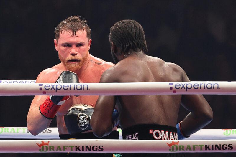 El mexicano Saúl "Canelo" Álvarez (i) se enfrenta al estadounidense Terence Crawford (d) en el Allegiant Stadium en Las Vegas, EE. UU. EFE/ Octavio Guzman