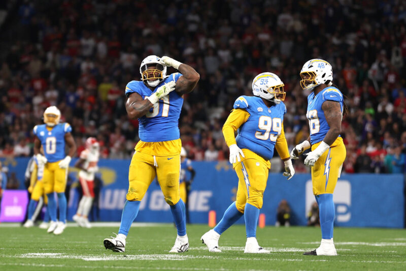 Da'Shawn Hand (i), de los Chargers, reacciona en un partido de la NFL entre Los Ángeles Chargers y Kansas City Chiefs en el estadio Neo Química Arena en São Paulo (Brasil). EFE/ Isaac Fontana