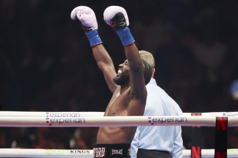 El estadounidense Terence Crawford celebra la victoria del combate frente al mexicano Saúl "Canelo" Álvarez en el Allegiant Stadium en Las Vegas, EE. UU. EFE/ Octavio Guzman