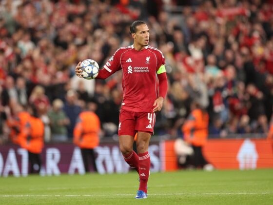El jugador del Liverpool Virgil van Dijk celebra el 3-2 durante el partido de la fase de liga de la UEFA Champions League league que han jugado Liverpool y Atletico Madrid en Liverpool, Reino Unido. EFE/EPA/ADAM VAUGHAN