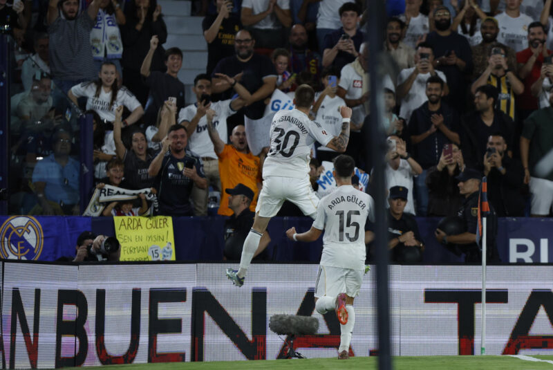 El centrocampista argentino del Real Madrid Franco Mastantuono (i) celebra su gol, segundo del equipo ante el Levante, durante el partido de la sexta jornada de LaLiga EA Sports que Levante UD y Real Madrid disputaron en el estadio Ciutat de Valencia. EFE/Biel Alino