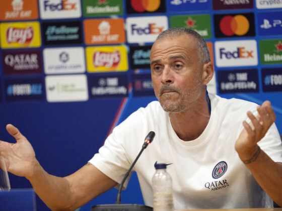 El entrenador del PSG Luis Enrique durante la rueda de prensa que ha ofrecido este martes en el Estadi Olímpic Lluis Companys donde mañana se enfrentarán al FC Barcelona en la segunda jornada de la Liga de Campeones. EFE/Alejandro García