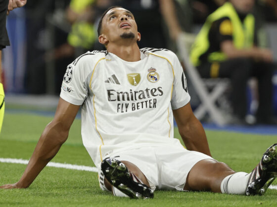 El lateral del Real Madrid Trent Alexander-Arnold se lesiona durante el partido de la primera jornada de la Liga de Campeones que Real Madrid y Olympique de Marsella disputaron en el estadio Santiago Bernabéu. EFE/Sergio Pérez