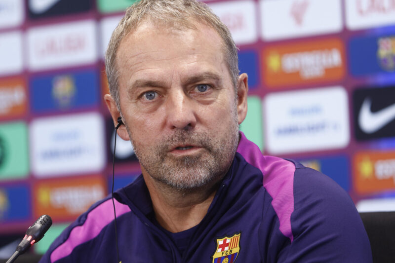 El entrenador del FC Barcelona Hansi Flick, atiende a los medios de comunicación tras el entrenamiento del primer equipo en las instalaciones de Sant Joan Despí previo al partido de la séptima jornada de LaLiga EA Sports contra la Real Sociedad. EFE/Quique García