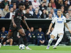 El jugador del Copenhague Jordan Larsson en acción ante Edmond Tapsoba, del Bayer Leverkusen duante el partido de la fase de liga de la UEFA Champions League que han jugado FC Copenhagen y Bayer 04 Leverkusen, en Copenhague, Dinamarca. EFE/EPA/Liselotte Sabroe
