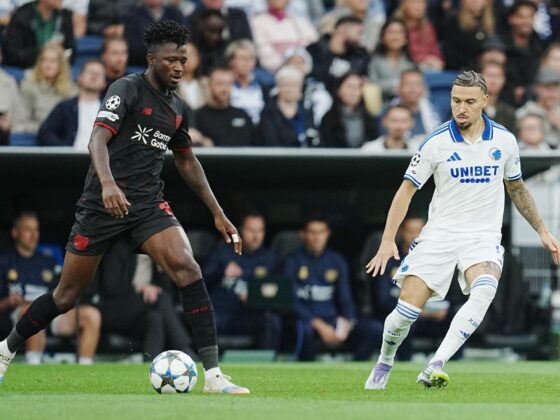 El jugador del Copenhague Jordan Larsson en acción ante Edmond Tapsoba, del Bayer Leverkusen duante el partido de la fase de liga de la UEFA Champions League que han jugado FC Copenhagen y Bayer 04 Leverkusen, en Copenhague, Dinamarca. EFE/EPA/Liselotte Sabroe