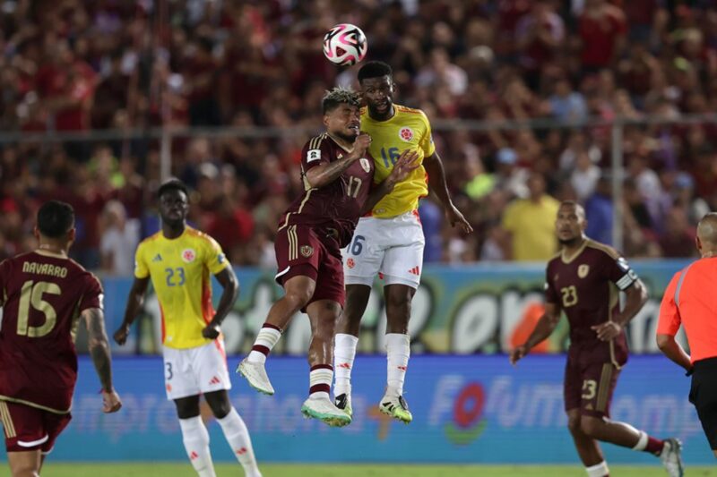 Josef Martínez (i) de Venezuela disputa un balón con Jefferson Lerma de Colombia en un partido por las eliminatorias a la Copa Mundial 2026. EFE/ Ronald Peña R