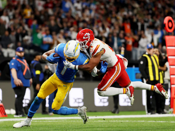 Quentin Johnston (i), de los Chargers, avanza con el balón frente a Jaden Hicks, de los Chiefs, en un partido de la NFL entre Los Ángeles Chargers y Kansas City Chiefs en el estadio Neo Química Arena en São Paulo (Brasil). EFE/Isaac Fontana