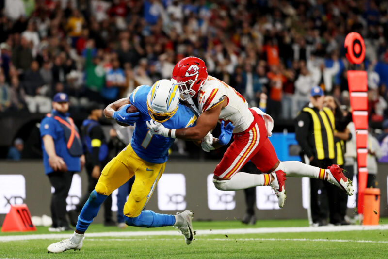 Chargers derriban a los Chiefs en el clásico de la AFC Oeste Quentin Johnston (i), de los Chargers, avanza con el balón frente a Jaden Hicks, de los Chiefs, en un partido de la NFL entre Los Ángeles Chargers y Kansas City Chiefs en el estadio Neo Química Arena en São Paulo (Brasil). EFE/Isaac Fontana