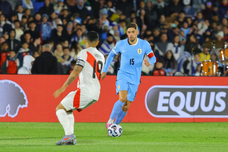 Grupos del Mundial 2026: análisis de Brasil, Panamá, Uruguay y Ecuador Federico Valverde (d), de Uruguay, disputa el balón con Yoshimar Yotún, de Perú, en un partido por las eliminatorias a la Copa Mundial 2026 entre Uruguay y Perú en el estadio Centenario en Montevideo (Uruguay) EFE/ Gastón Britos
