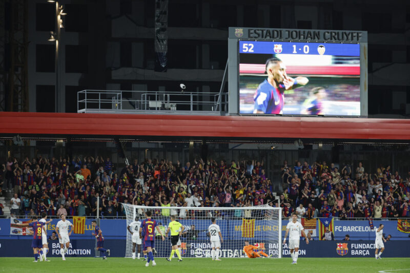 -Los jugadores del Barcelona celebra un gol contra el Valencia, durante el partido de la jornada 4 de LaLiga EA Sports, que disputaron Barcelona y Valencia en el estadi Johan Cruyff en Barcelona.-EFE/ Toni Albir