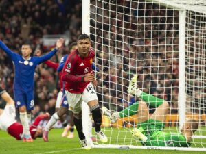 El centrocampista brasileño Casemiro, del Manchester United, durante el partido de laPremier League que han jugado Manchester United y Chelsea FC, en Mánchester, Reino Unido. EFE/EPA/PETER POWELL