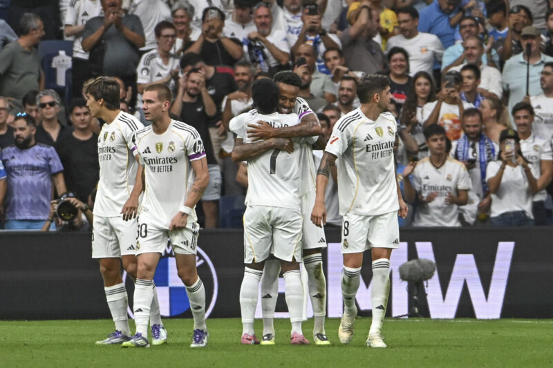 El defensa brasilero del Real Madrid Éder Gabriel Militão (2d) celebra con sus compañeros el primer gol conseguido ante el RCD Espanyol, durante el partido de la jornada 5 de LaLiga EA Sports, que disputan el Real Madrid y el RCD Espanyol, en el estadio Santiago Bernabéu de la capital española. EFE/Fernando Villar