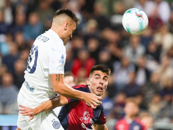 El jugador del Inter Lautaro Martinez (I) logra el 0-1 durante el partido de la Serie A que han jugado Cagliari Calcio y FC Internazionale Milano, en Cagliari, Italia. EFE/EPA/FABIO MURRU