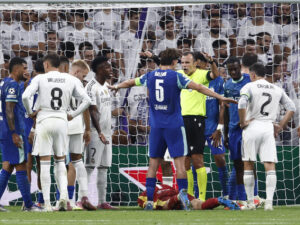 El defensa del Olympique Leonardo Balerdi (3-d) conversa con el árbitro Dennnis Higler (2-d), durante el partido de la primera jornada de la Liga de Campeones que Real Madrid y Olympique de Marsella disputan en el estadio Santiago Bernabéu. EFE/Daniel González