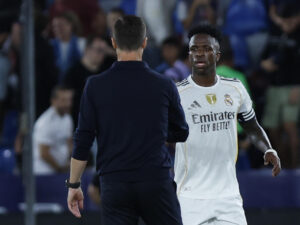 Xabi Alonso habla sobre Vinicius y su polémica en El Clásico El delantero brasileño del Real Madrid Vinicius Jr. (d) saluda a su entrenador Xabi Alonso al finalizar el partido de la sexta jornada de LaLiga EA Sports que Levante UD y Real Madrid disputaron en el estadio Ciutat de Valencia. EFE/Biel Aliño