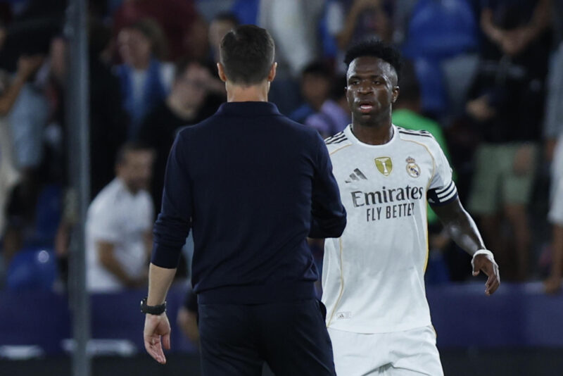 Xabi Alonso: "Vini habló desde el corazón y quedó el asunto zanjado" El delantero brasileño del Real Madrid Vinicius Jr. (d) saluda a su entrenador Xabi Alonso al finalizar el partido de la sexta jornada de LaLiga EA Sports que Levante UD y Real Madrid disputaron en el estadio Ciutat de Valencia. EFE/Biel Aliño