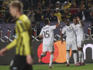 El delantero francés Kylian Mbappé (c) del Real Madrid celebra el 0-1 durante el partido de la UEFA Champions League que han jugado Kairat Almaty y Real Madrid, en Almaty, Kazajstán. EFE/EPA/MAXIM SHIPENKOV