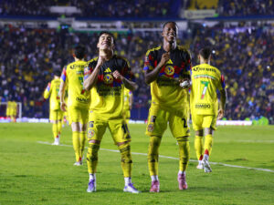 Alejandro Zendejas (i) y Cristian Borja de América celebran un gol este sábado, en un partido de la jornada 11 de la Liga MX entre América y Pumas en el estadio Ciudad de los Deportes, en Ciudad de México (México). EFE/ Sáshenka Gutiérrez