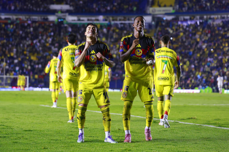 Alejandro Zendejas (i) y Cristian Borja de América celebran un gol este sábado, en un partido de la jornada 11 de la Liga MX entre América y Pumas en el estadio Ciudad de los Deportes, en Ciudad de México (México). EFE/ Sáshenka Gutiérrez 