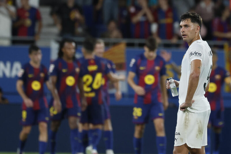 Barcelona, sin Lamine Yamal, aplasta al Valencia El defensa del Valencia César Tárrega, tras el quinto gol del Barcelona, durante el partido de la jornada 4 de LaLiga EA Sports, que disputaron Barcelona y Valencia en el estadi Johan Cruyff en Barcelona.-EFE/Toni Albir