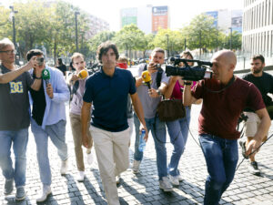 Jorge Ramos y Banda: Caso Negreira sigue dando de que hablar El hijo del exvicepresidente del Comité Técnico de Árbitros (CTA) José María Enríquez Negreira, Javier Enríquez, a su salida de la Ciudad de la Justicia de Barcelona donde ha declarado como investigado ante la jueza del caso Negreira, que pretende aclarar el motivo de los más de 7 millones de euros que el exvicepresidente del Comité Técnico de Árbitros (CTA) recibió del FC Barcelona entre 2001 y 2018, en una jornada en la que también ha tomado declaración como investigados a los expresidentes del Barça Sandro Rosell y Josep Maria Bartomeu. EFE/Quique García