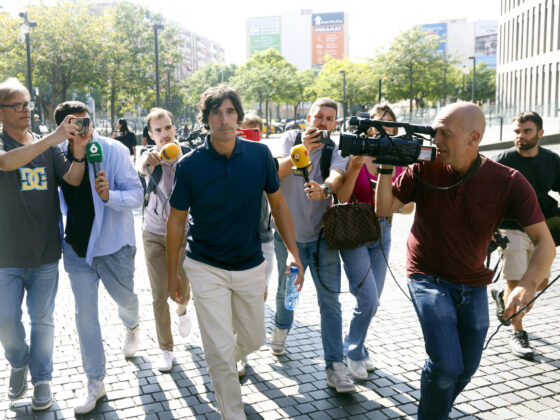 Jorge Ramos y Banda: Caso Negreira sigue dando de que hablar El hijo del exvicepresidente del Comité Técnico de Árbitros (CTA) José María Enríquez Negreira, Javier Enríquez, a su salida de la Ciudad de la Justicia de Barcelona donde ha declarado como investigado ante la jueza del caso Negreira, que pretende aclarar el motivo de los más de 7 millones de euros que el exvicepresidente del Comité Técnico de Árbitros (CTA) recibió del FC Barcelona entre 2001 y 2018, en una jornada en la que también ha tomado declaración como investigados a los expresidentes del Barça Sandro Rosell y Josep Maria Bartomeu. EFE/Quique García