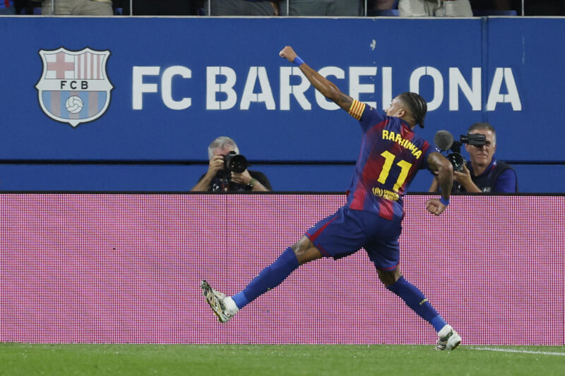 Barcelona, sin Lamine Yamal, aplasta al Valencia El delantero del Barcelona Raphinha celebra su segundo gol contra el Valencia, durante el partido de la jornada 4 de LaLiga EA Sports, que disputaron Barcelona y Valencia en el estadi Johan Cruyff en Barcelona.-EFE/Toni Albir